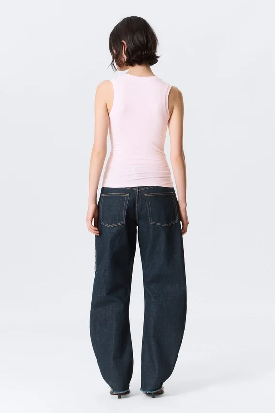 Top sin mangas de corte ajustado con cuello en V – Rosa claro Top sin mangas de corte ajustado con cuello en V – Rosa claro