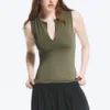 Top sin mangas de corte entallado con cuello en V – Verde caqui apagado Top sin mangas de corte entallado con cuello en V – Verde caqui apagado