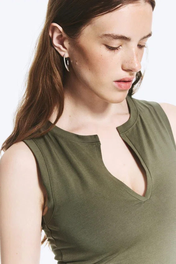 Top sin mangas de corte entallado con cuello en V – Verde caqui apagado Top sin mangas de corte entallado con cuello en V – Verde caqui apagado