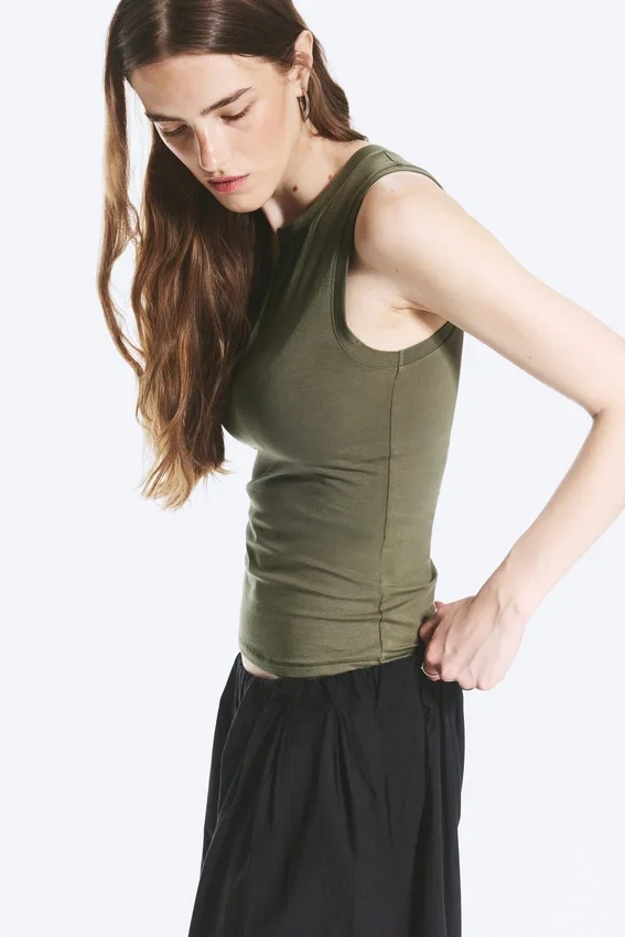 Top sin mangas de corte entallado con cuello en V – Verde caqui apagado Top sin mangas de corte entallado con cuello en V – Verde caqui apagado