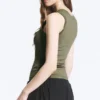 Top sin mangas de corte entallado con cuello en V – Verde caqui apagado Top sin mangas de corte entallado con cuello en V – Verde caqui apagado