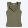 Top sin mangas de corte entallado con cuello en V – Verde caqui apagado Top sin mangas de corte entallado con cuello en V – Verde caqui apagado