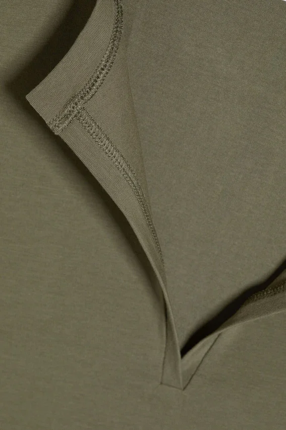 Top sin mangas de corte entallado con cuello en V – Verde caqui apagado Top sin mangas de corte entallado con cuello en V – Verde caqui apagado