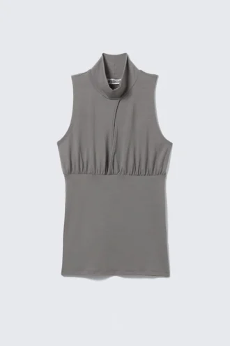 Top sin mangas de cuello alto – Gris