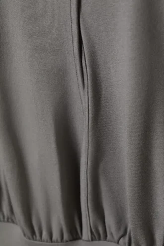 Top sin mangas de cuello alto – Gris