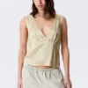 Top sin mangas de satén con cuello en V – Beige claro empolvado Top sin mangas de satén con cuello en V – Beige claro empolvado