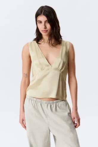 Top sin mangas de satén con cuello en V – Beige claro empolvado