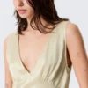 Top sin mangas de satén con cuello en V – Beige claro empolvado Top sin mangas de satén con cuello en V – Beige claro empolvado