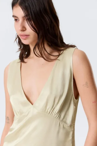 Top sin mangas de satén con cuello en V – Beige claro empolvado