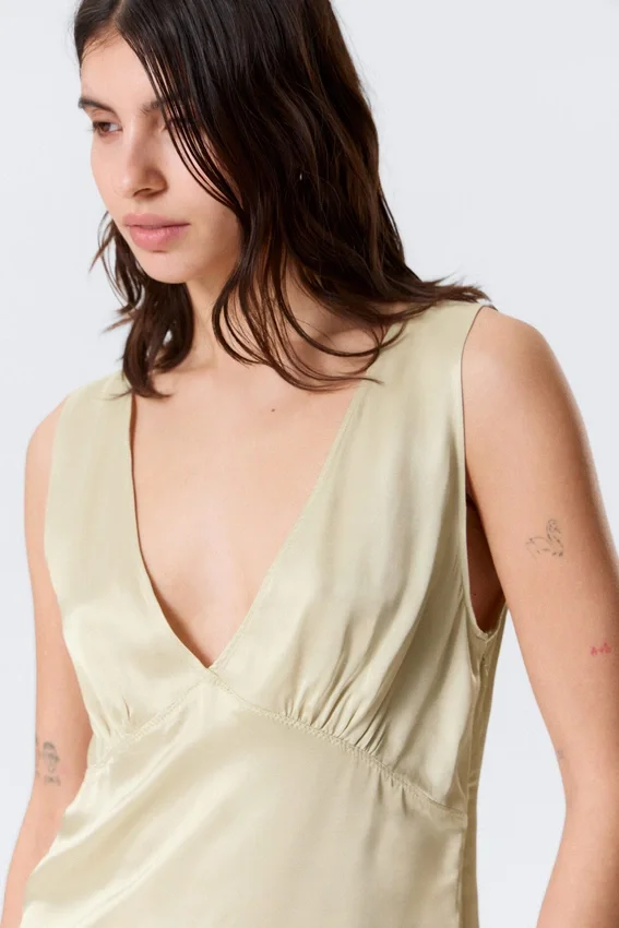 Top sin mangas de satén con cuello en V – Beige claro empolvado Top sin mangas de satén con cuello en V – Beige claro empolvado