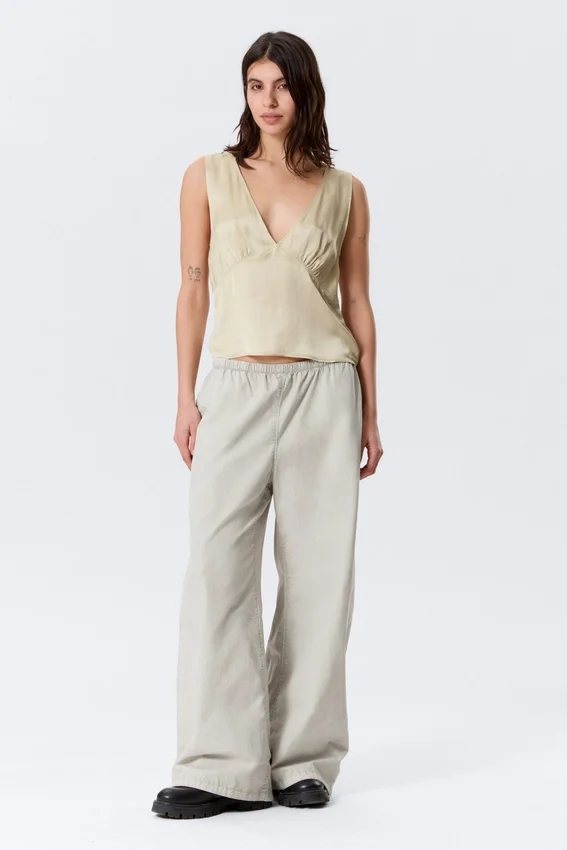 Top sin mangas de satén con cuello en V – Beige claro empolvado Top sin mangas de satén con cuello en V – Beige claro empolvado