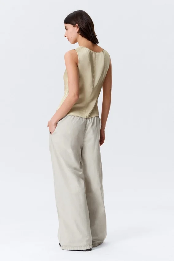 Top sin mangas de satén con cuello en V – Beige claro empolvado Top sin mangas de satén con cuello en V – Beige claro empolvado