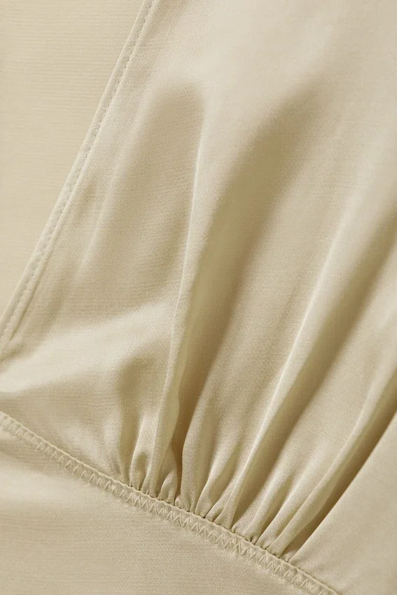 Top sin mangas de satén con cuello en V – Beige claro empolvado Top sin mangas de satén con cuello en V – Beige claro empolvado