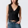 Top sin mangas de satén con cuello en V – Negro
