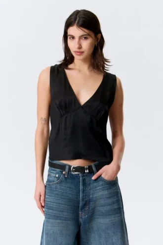 Top sin mangas de satén con cuello en V – Negro