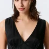Top sin mangas de satén con cuello en V – Negro