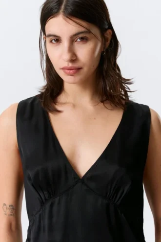 Top sin mangas de satén con cuello en V – Negro