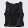 Top sin mangas de satén con cuello en V – Negro
