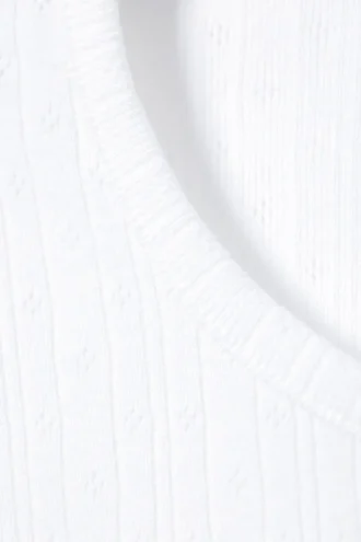 Top suave de manga corta con punto calado – Blanco