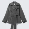 Trench corto de doble botonadura lavado – Gris oscuro Trench corto de doble botonadura lavado – Gris oscuro