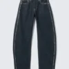 Vaqueros Abell de talle medio y corte Barrel – Blue Rinse – Azul oscuro Vaqueros Abell de talle medio y corte Barrel – Blue Rinse – Azul oscuro
