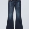 Vaqueros acampanados ajustados de talle bajo Flame – Azul Vein – Azul oscuro