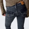 Vaqueros acampanados de talle bajo con canesú curvo – Azul desierto – Azul oscuro Vaqueros acampanados de talle bajo con canesú curvo – Azul desierto – Azul oscuro