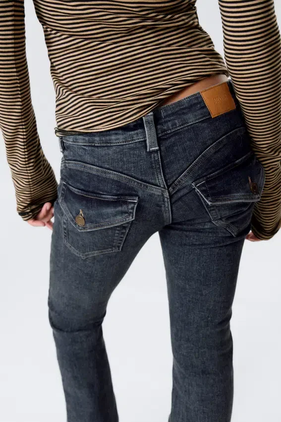 Vaqueros acampanados de talle bajo con canesú curvo – Azul desierto – Azul oscuro Vaqueros acampanados de talle bajo con canesú curvo – Azul desierto – Azul oscuro