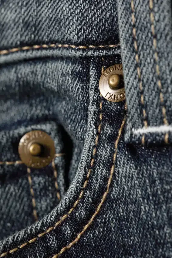 Vaqueros acampanados de talle bajo con canesú curvo – Azul desierto – Azul oscuro Vaqueros acampanados de talle bajo con canesú curvo – Azul desierto – Azul oscuro