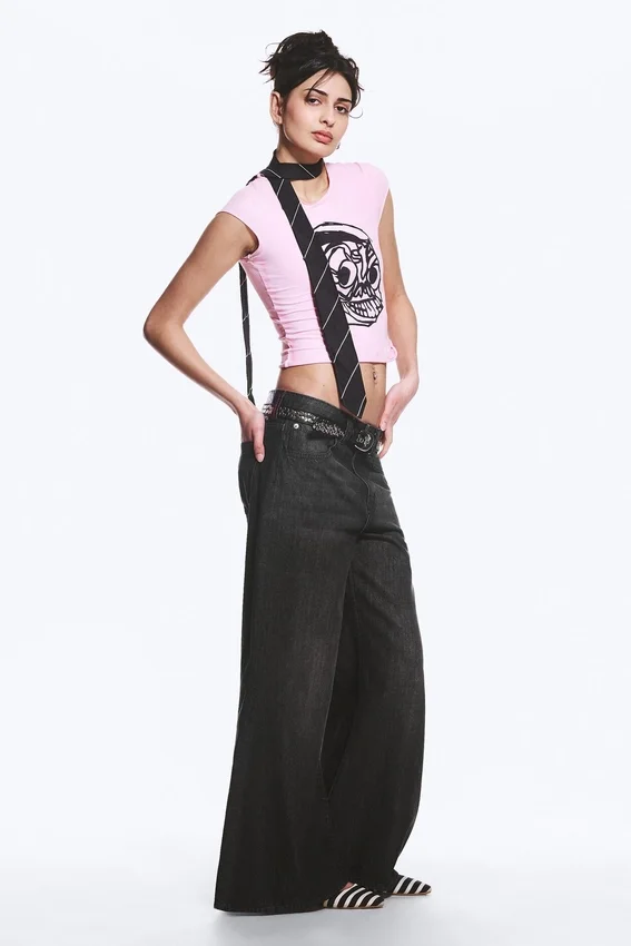 Vaqueros acampanados de talle bajo Loosy Lucie – Negro lavado | Cheap Monday GB Vaqueros acampanados de talle bajo Loosy Lucie – Negro lavado | Cheap Monday GB