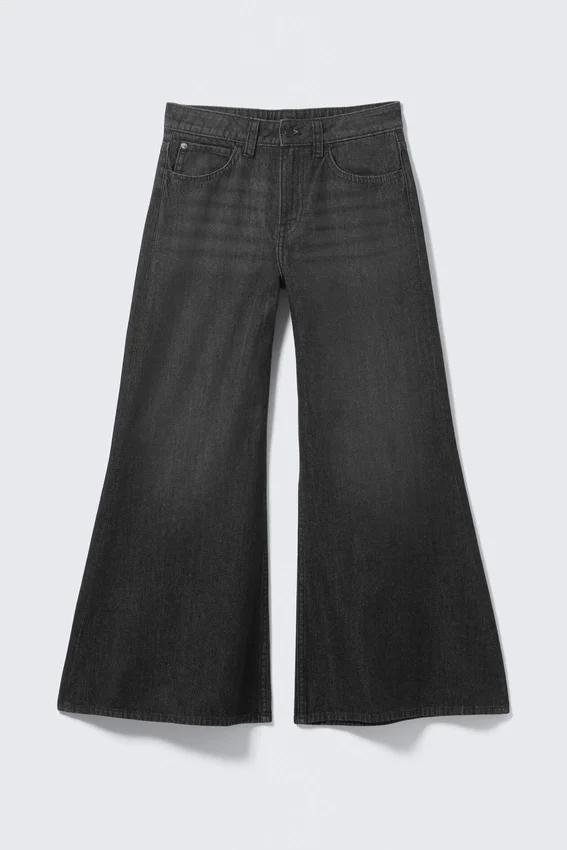 Vaqueros acampanados de talle bajo Loosy Lucie – Negro lavado | Cheap Monday GB Vaqueros acampanados de talle bajo Loosy Lucie – Negro lavado | Cheap Monday GB