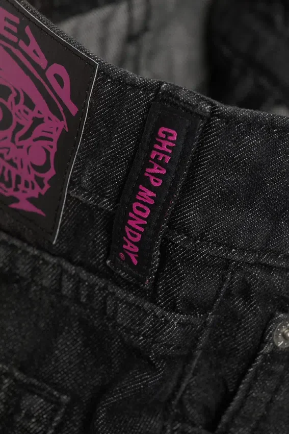 Vaqueros acampanados de talle bajo Loosy Lucie – Negro lavado | Cheap Monday GB Vaqueros acampanados de talle bajo Loosy Lucie – Negro lavado | Cheap Monday GB