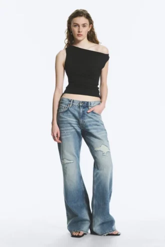 Vaqueros acampanados de talle bajo y corte regular Helix – Sky Worn – Azul medio