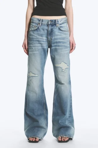 Vaqueros acampanados de talle bajo y corte regular Helix – Sky Worn – Azul medio