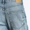 Vaqueros acampanados de talle bajo y corte regular Helix – Sky Worn – Azul medio