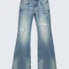 Vaqueros acampanados de talle bajo y corte regular Helix – Sky Worn – Azul medio