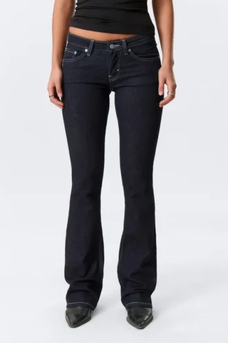 Vaqueros ajustados de talle bajo con corte acampanado Luna – Blue Rinse – Azul oscuro Vaqueros ajustados de talle bajo con corte acampanado Luna – Blue Rinse – Azul oscuro
