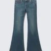 Vaqueros ajustados de talle bajo y pernera acampanada con adornos de Katsumi – Azul con adornos – Azul oscuro Vaqueros ajustados de talle bajo y pernera acampanada con adornos de Katsumi – Azul con adornos – Azul oscuro