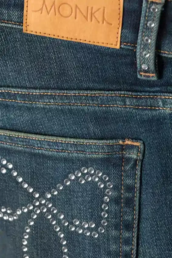 Vaqueros ajustados de talle bajo y pernera acampanada con adornos de Katsumi – Azul con adornos – Azul oscuro Vaqueros ajustados de talle bajo y pernera acampanada con adornos de Katsumi – Azul con adornos – Azul oscuro