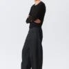 Vaqueros Astro Loose Baggy de talle medio, corte holgado y pierna ancha con acabado recubierto – Recubrimiento índigo Vaqueros Astro Loose Baggy de talle medio, corte holgado y pierna ancha con acabado recubierto – Recubrimiento índigo