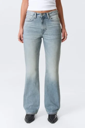 Vaqueros Bootcut de talle medio y corte regular – Seventeen Blue – Azul medio Vaqueros Bootcut de talle medio y corte regular – Seventeen Blue – Azul medio