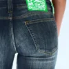 Vaqueros Booty Bei de talle bajo, corte ajustado y acampanado – Blue Ray – Azul oscuro | Cheap Monday Gb