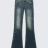 Vaqueros Booty Bei de talle bajo, corte ajustado y acampanado – Blue Ray – Azul oscuro | Cheap Monday Gb