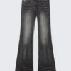 Vaqueros Booty Bei de talle bajo, corte ajustado y acampanado – Mabel Black – Negro | Cheap Monday Gb