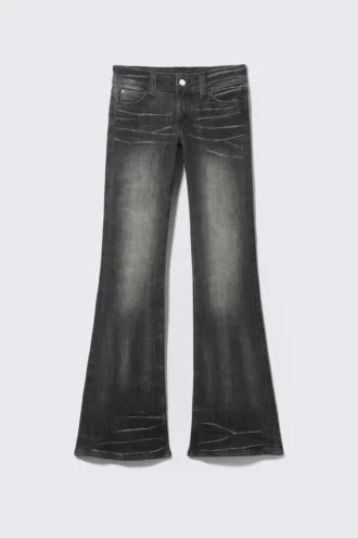 Vaqueros Booty Bei de talle bajo, corte ajustado y acampanado – Mabel Black – Negro | Cheap Monday Gb