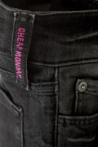 Vaqueros Booty Bei de talle bajo, corte ajustado y acampanado – Mabel Black – Negro | Cheap Monday Gb