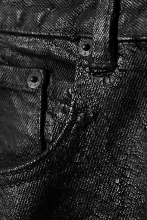 Vaqueros de corte holgado y pierna acampanada con efecto craquelado – Negro Vaqueros de corte holgado y pierna acampanada con efecto craquelado – Negro