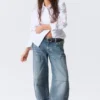 Vaqueros de corte holgado y talle bajo inspirados en la ropa de trabajo – Azul medio – Azul medio Vaqueros de corte holgado y talle bajo inspirados en la ropa de trabajo – Azul medio – Azul medio
