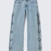 Vaqueros de talle bajo con pernera ancha y lazo de Imoo – Azul medio – Azul medio Vaqueros de talle bajo con pernera ancha y lazo de Imoo – Azul medio – Azul medio