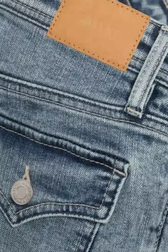 Vaqueros de talle bajo, corte ajustado y pernera acampanada – Azul fresco – Azul medio Vaqueros de talle bajo, corte ajustado y pernera acampanada – Azul fresco – Azul medio